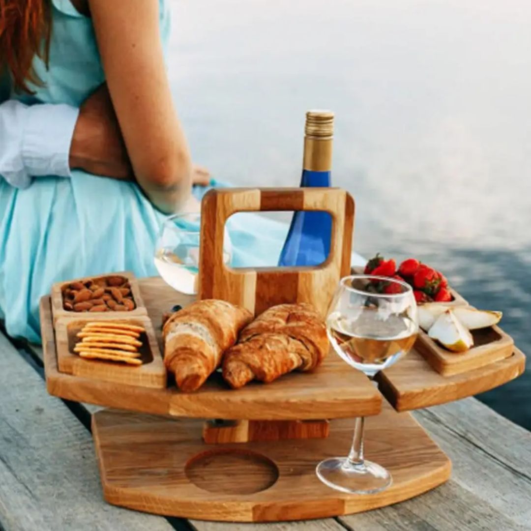 Praktisk bærbart vinbord i tre for piknik, sammenleggbart design med integrert vinglassholder og snackbrett.