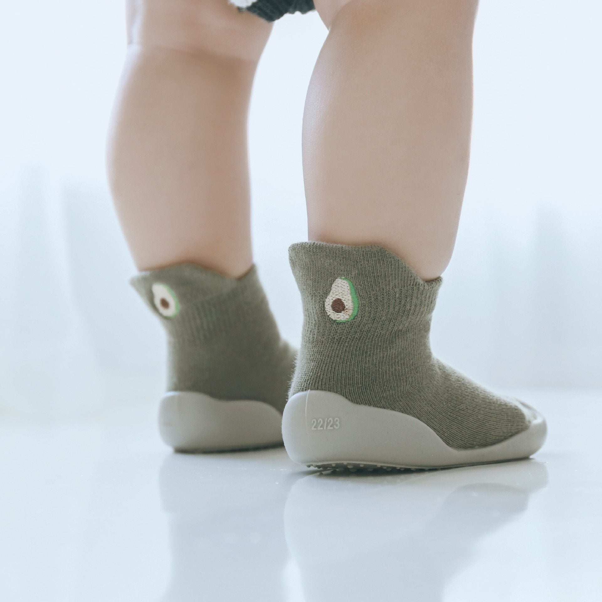 Anti-skli sokkesko for baby og småbarn, grå med hjerter, pustende bomull, trygge barnesko