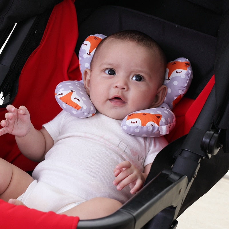Detaljert bilde av pustende organisk bomull på reisepute for baby, sikrer god ventilasjon.