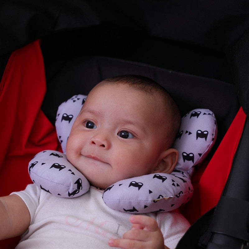 Nærbilde av babyreise pute i organisk bomull, viser tekstur og kvalitet av stoff for sensitiv hud.