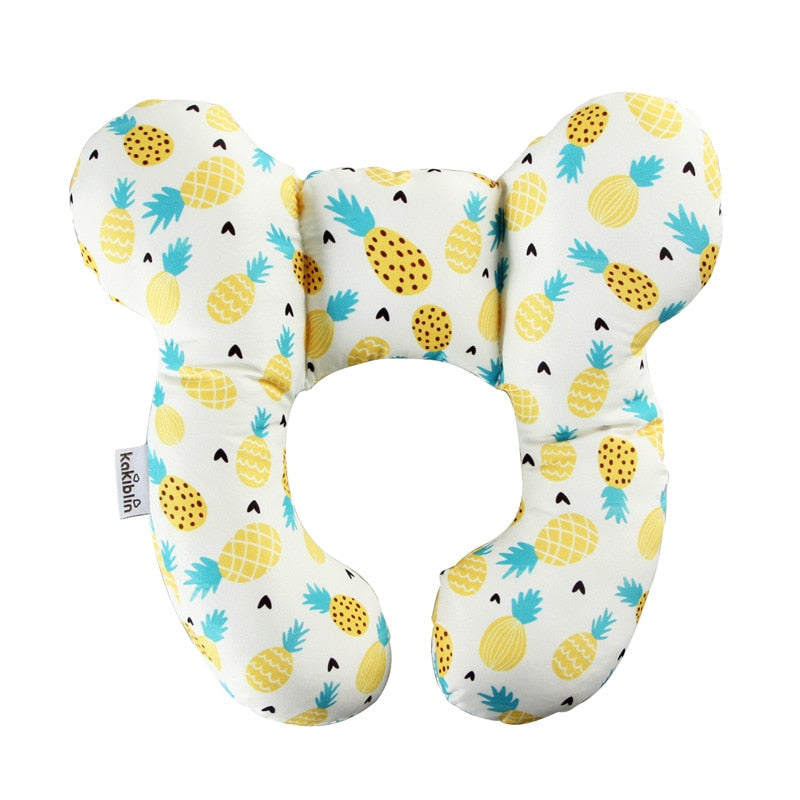 Glad baby bruker en myk organisk bomull nakkestøtte, perfekt for lengre turer og sovekomfort.