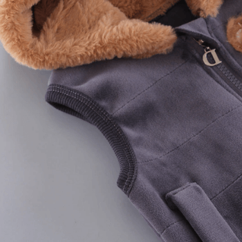 Detaljer av glidelås og mansjetter på vinterdress med bjørnedesign, funksjonell babyklær.