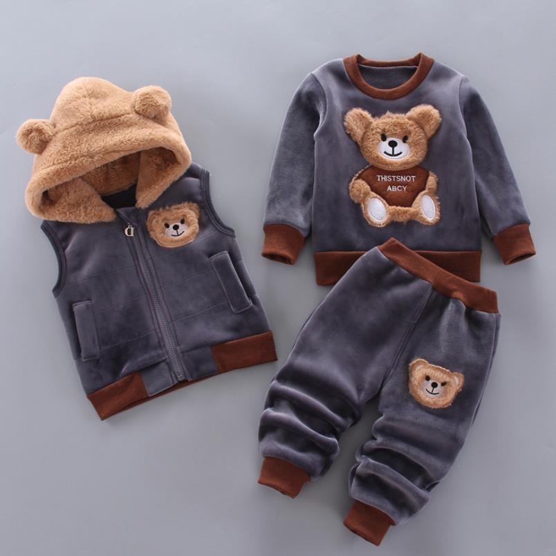 Detalj av bjørneansikt på vinterdress, broderte trekk, lekent design for babyklær.