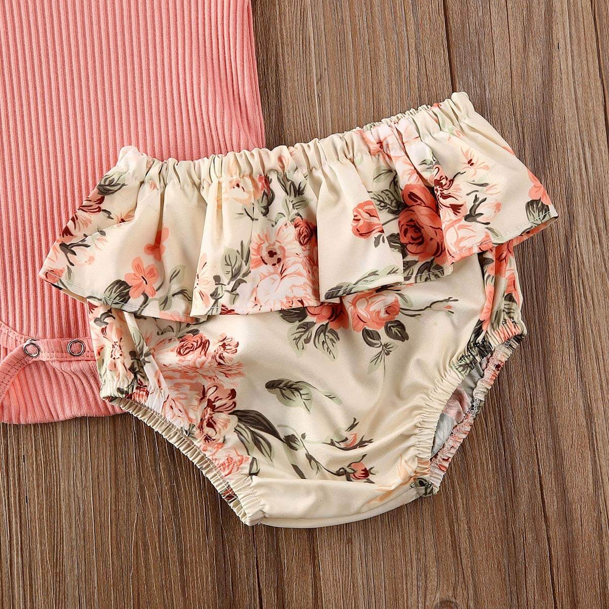 Babyjente shorts med volangkanter og blomstermønster, matchende med ribbet body og pannebånd sommerklær.