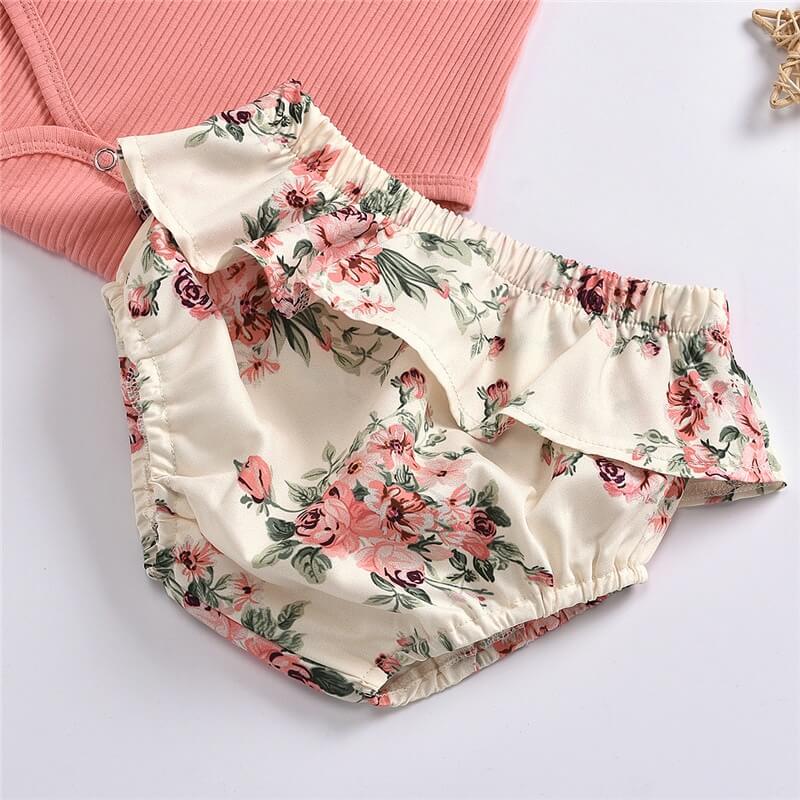 Inspirerende babyfashion: jentesett med blomsterprintet ribbet body, volangshorts og søtt pannebånd.