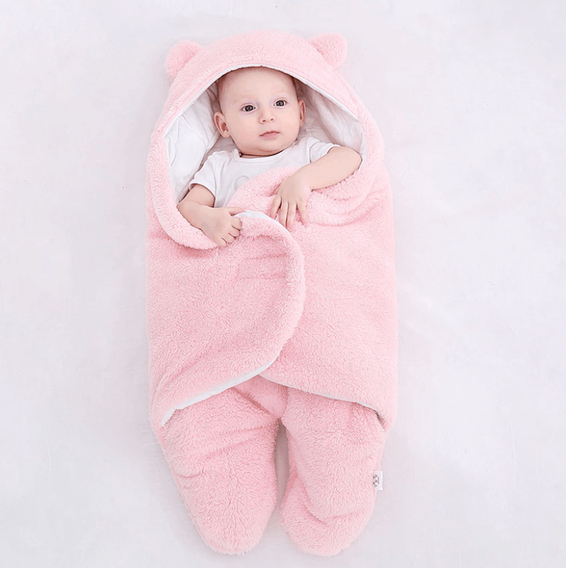 Nærbilde av strikkemønster på babypledd sovepose, koselig innpakning.