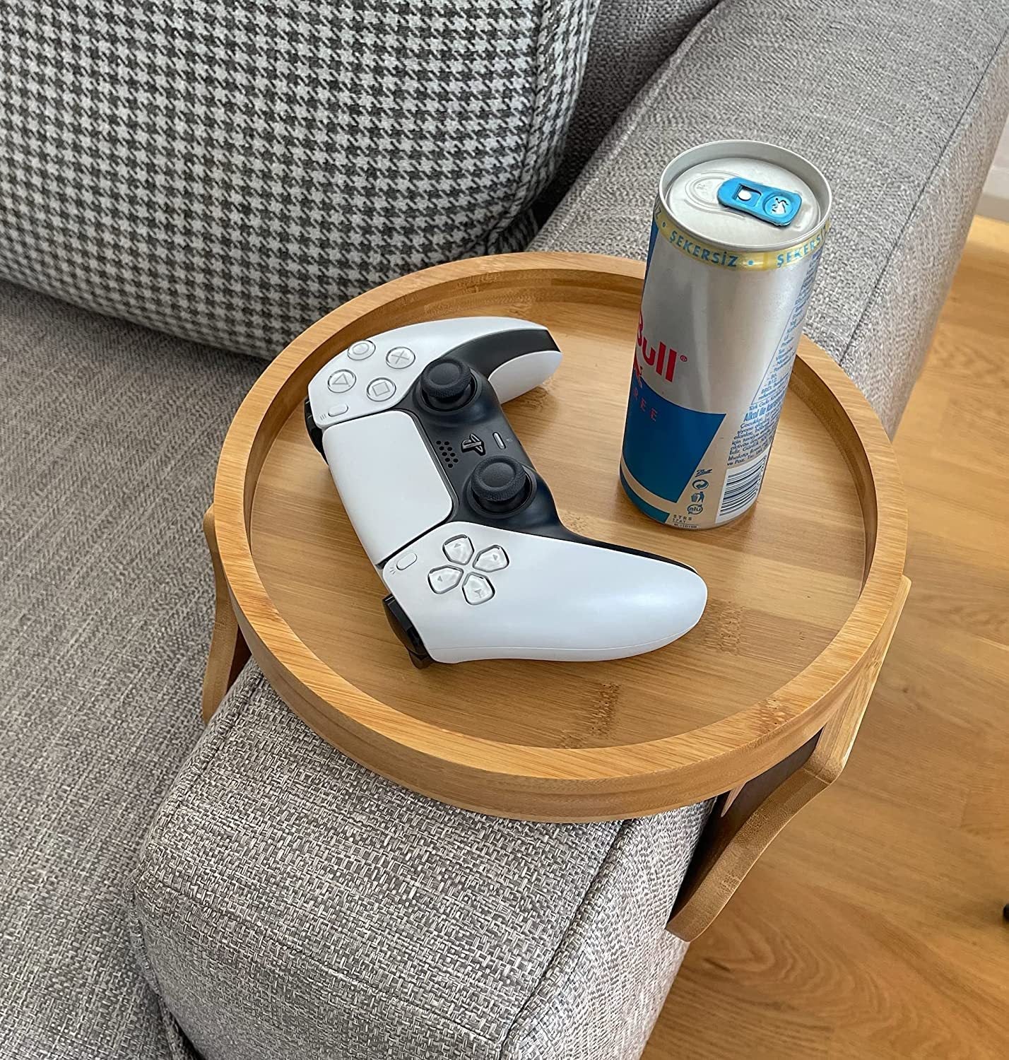 Sammenleggbart armlensbrett i naturlig bambus, perfekt som sofabord. Smart og praktisk oppbevaring for hjemmet.
