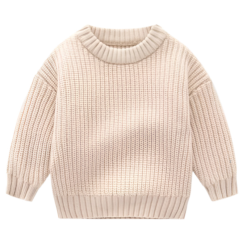 Jente som leker ute iført varm, ensfarget strikkegenser i rosa, klassisk barnemote