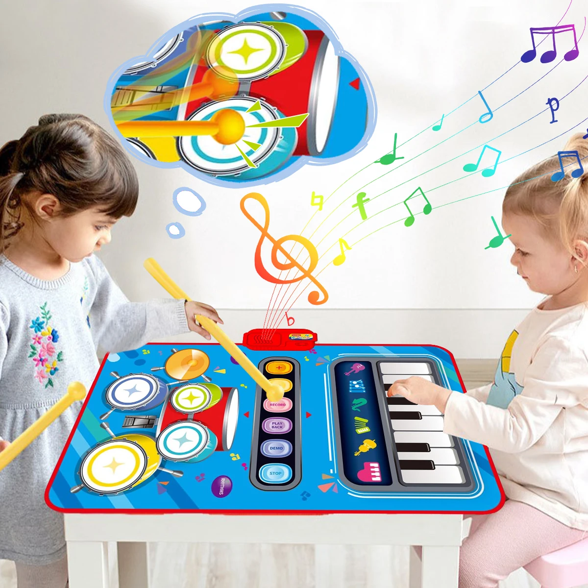 Bilde av barn som danser og spiller på en stor musikalsk lekematte med piano og trommer, gir underholdende barnemusikk.