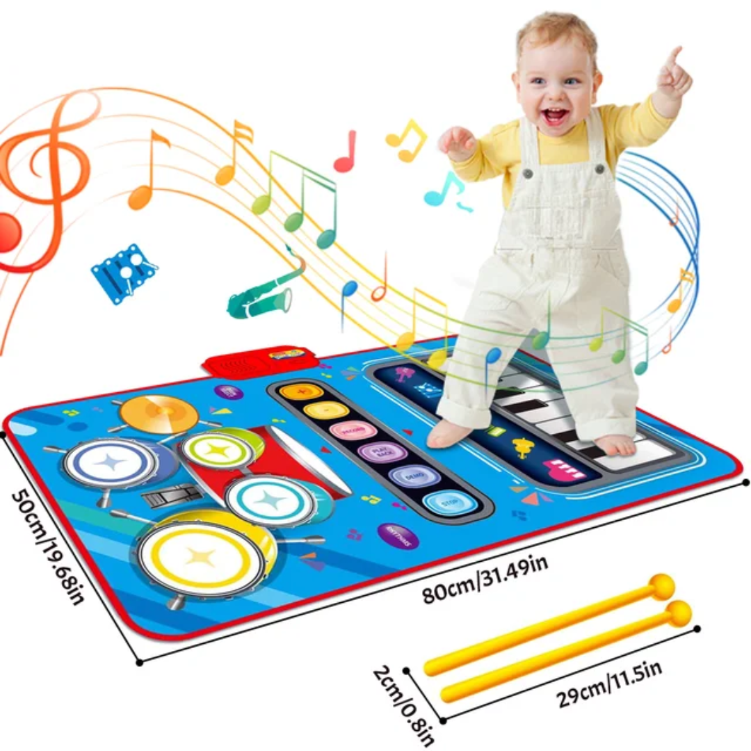Glad jente sitter og trykker på pianotastene på den musikalske lekematten, en interaktiv og utviklende trommeleke for barn.