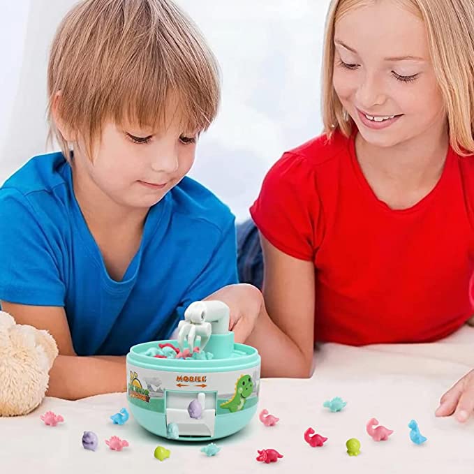 Barn ler mens de spiller med en fargerik mini dinosaur klomaskin leke, perfekt for interaktiv moro og familiespill.