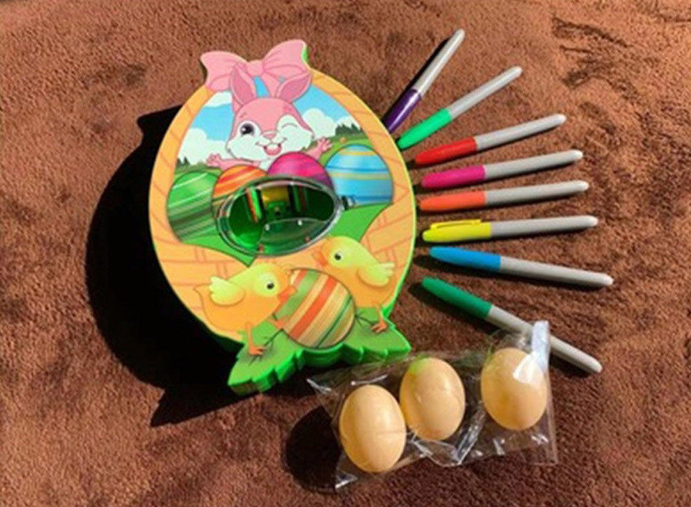 Familieaktivitet: barn og voksen designer påskeegg sammen med brukervennlig DIY malesett og påskepyntmaskin.