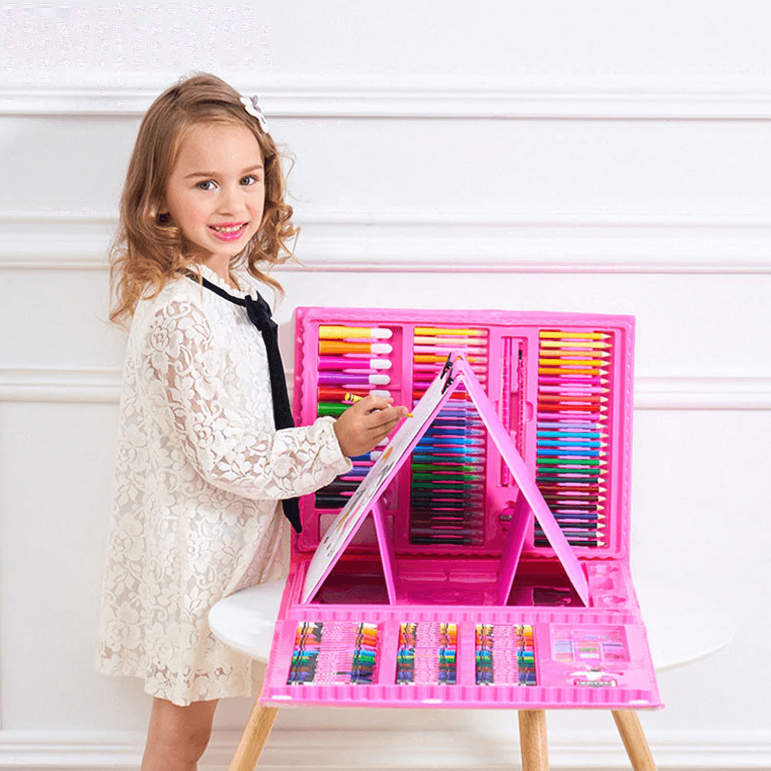 Et åpent Barnas Kreative Tegnesett med utvalg av tegneutstyr, fargestifter og maling for kreative barn og hobby