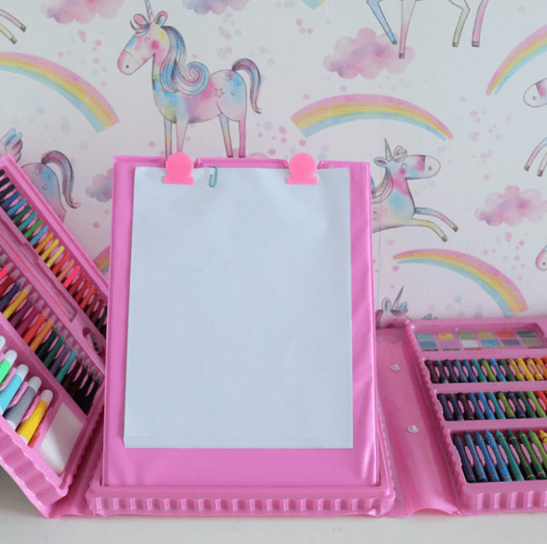 Innholdet i Barnas Kreative Tegnesett, inkludert en staffeli og ulike tegneverktøy, for unge kunstnere og læring