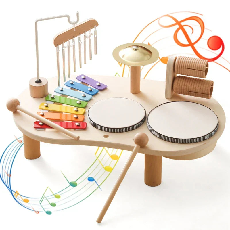 Barn som leker med treleke musikkstasjon, xylofon og trommer, utviklende lek for småbarn, beige design