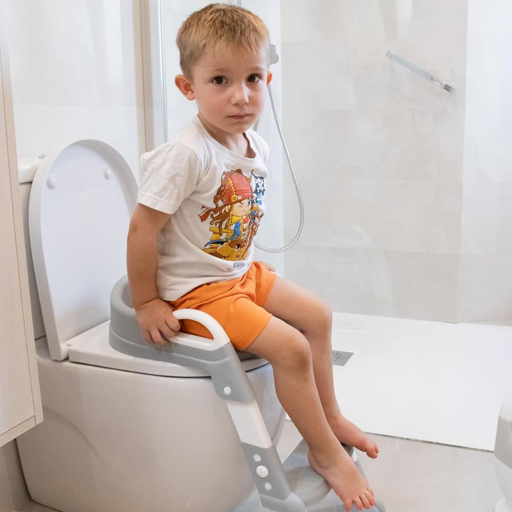 Ergonomisk toalettsete med stige hjelper barnet å nå toalettet selvstendig og trygt under pottetrening.