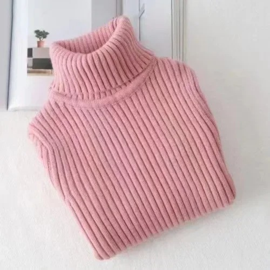 En gutt med en varm, strikket turtleneck genser, lekende utendørs om vinteren