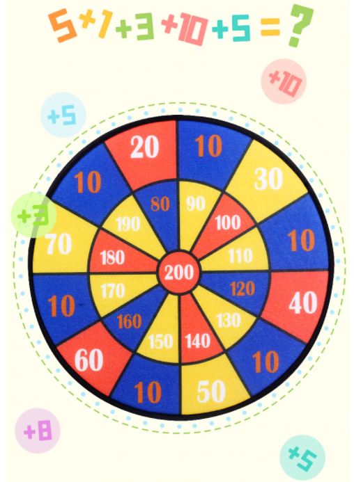 Nærbilde av borrelåspiler som treffer det fargerike dartbrettet for barn, et trygt innendørsspill.