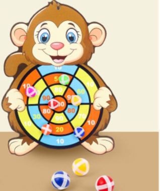 Sett med barne dartbrett og piler, pakket og klart for læring og spennende familietid.