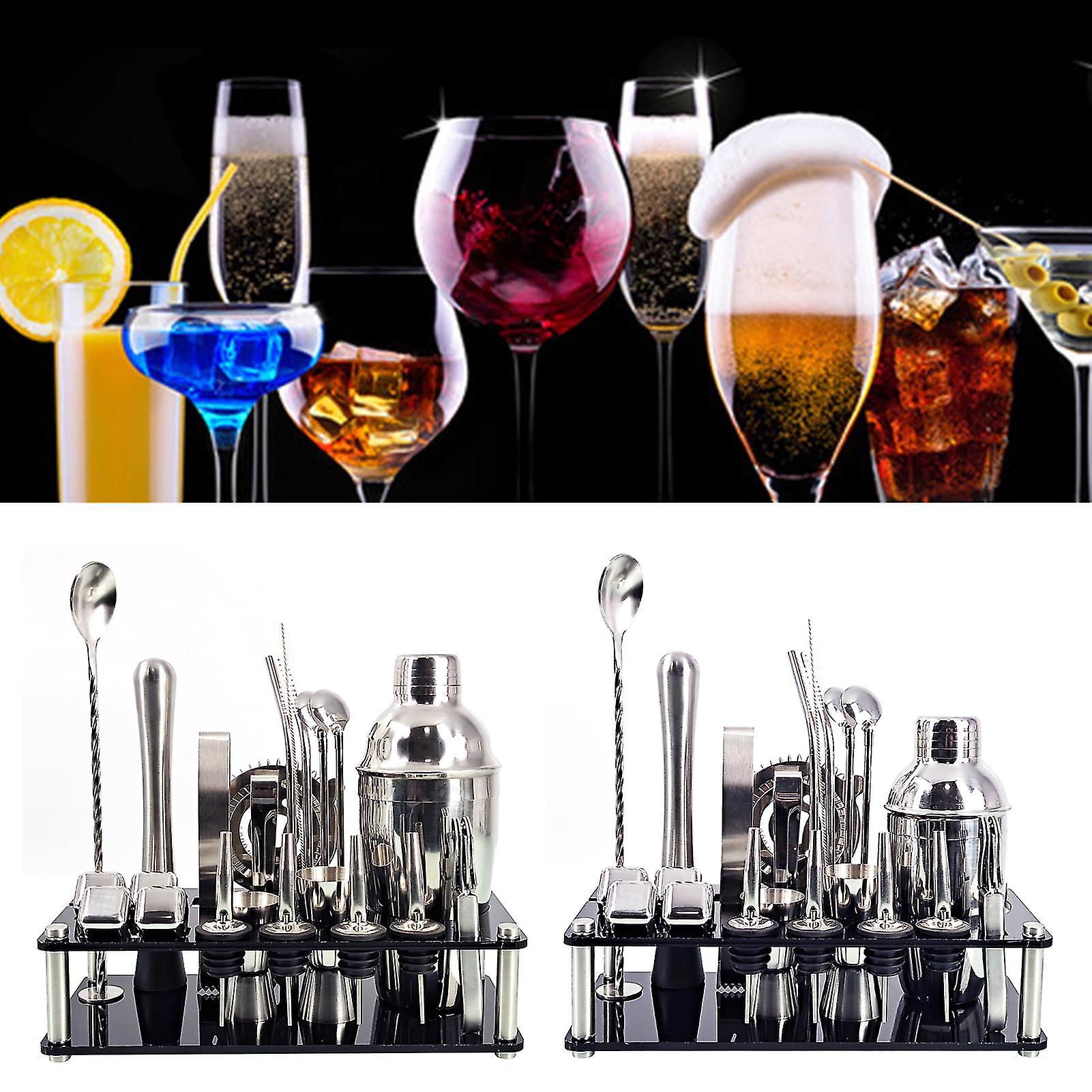 Detaljert bilde av et 23-delt sølv bartenderkit i rustfritt stål, klart for cocktailmiksing hjemme.