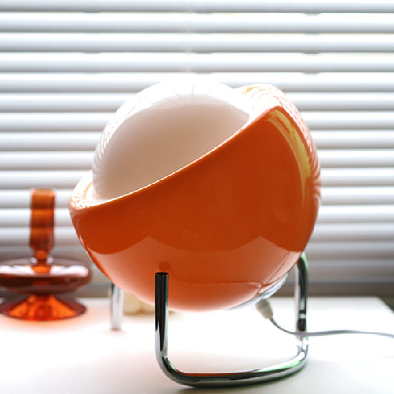 "Bauhaus bordlampe, retro, moderne design, tidløs, hvit glass, justerbar bryter, ambient belysning, elegant interiør."