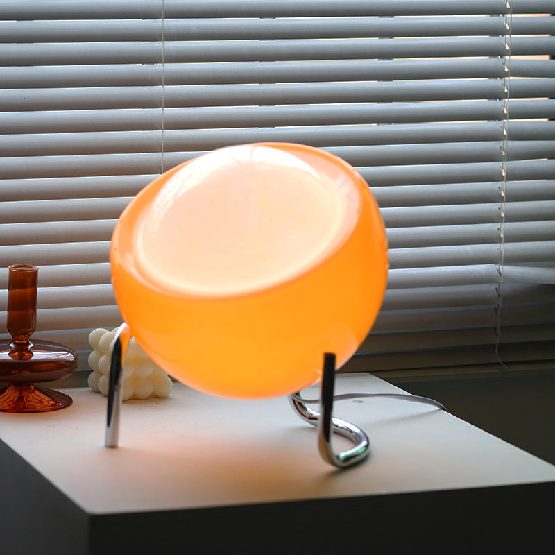 "Bauhaus bordlampe, retro, moderne design, tidløs, hvit glass, justerbar bryter, ambient belysning, elegant interiør."