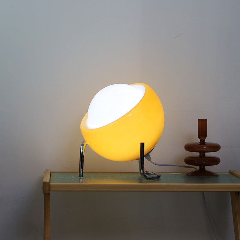 "Bauhaus bordlampe, retro, moderne design, tidløs, hvit glass, justerbar bryter, ambient belysning, elegant interiør."