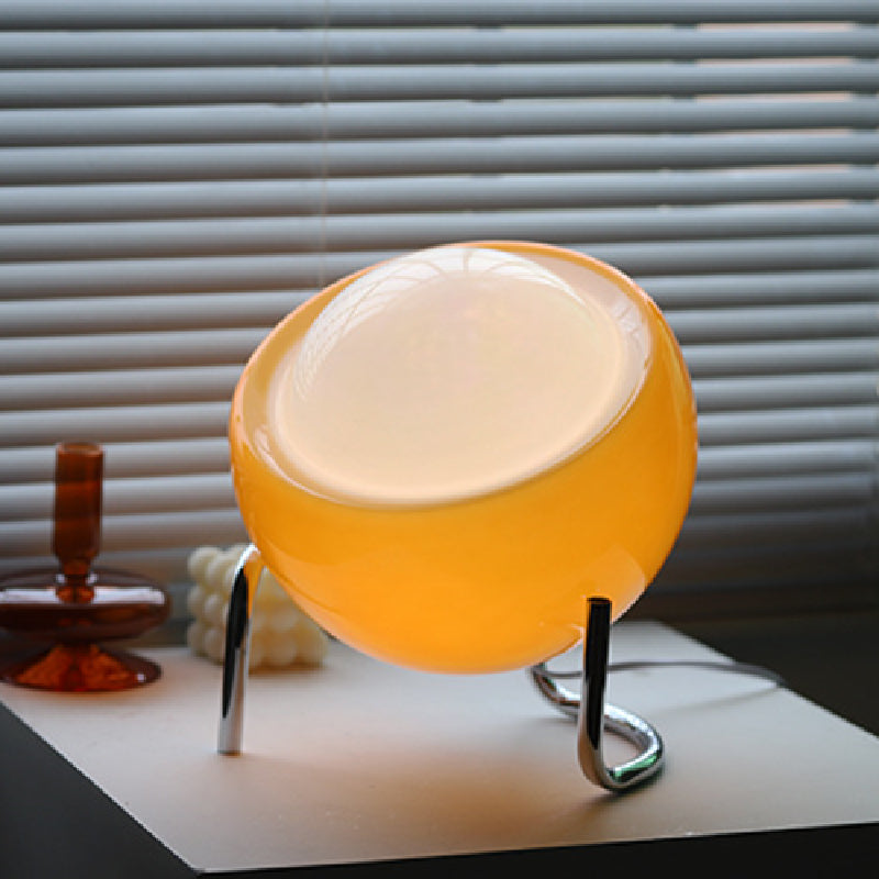 "Bauhaus bordlampe, retro, moderne design, tidløs, hvit glass, justerbar bryter, ambient belysning, elegant interiør."