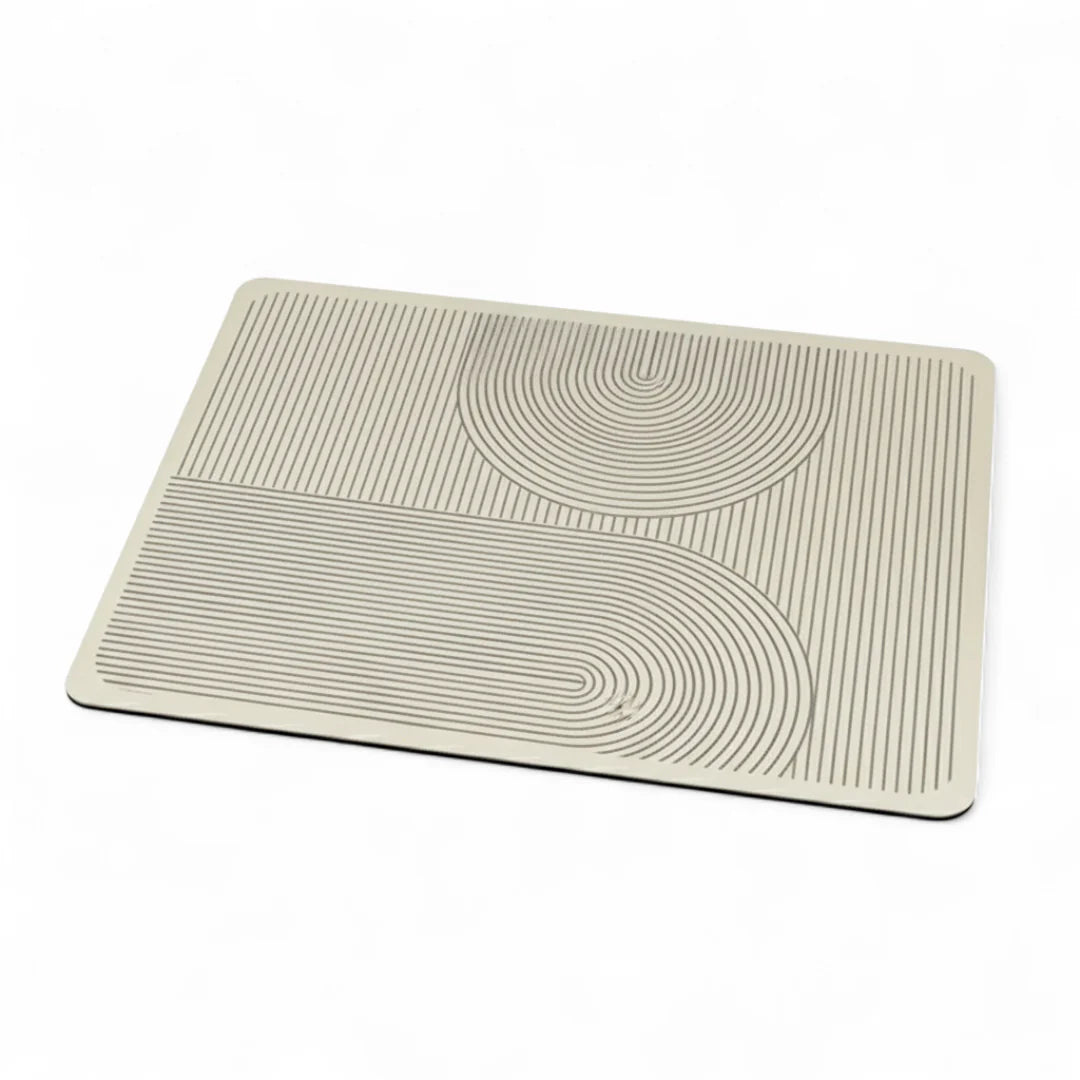 Beige antiskli kjøkkenmatte i diatomitt, absorberer raskt, holder benken tørr og stilren.