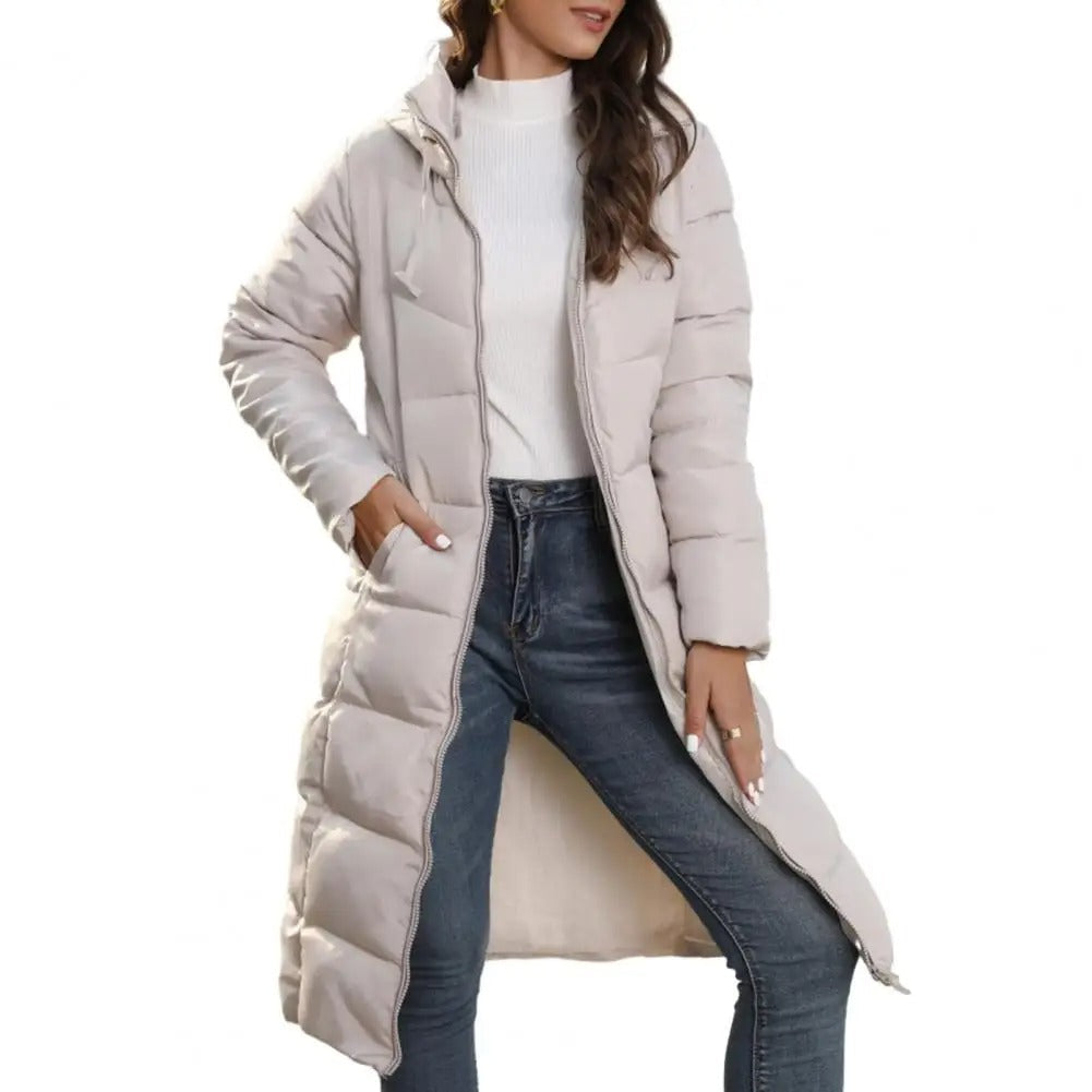 Beige dame polstret hetteparka. Varm vinterjakke med hette, stilfull for casual vintermote.