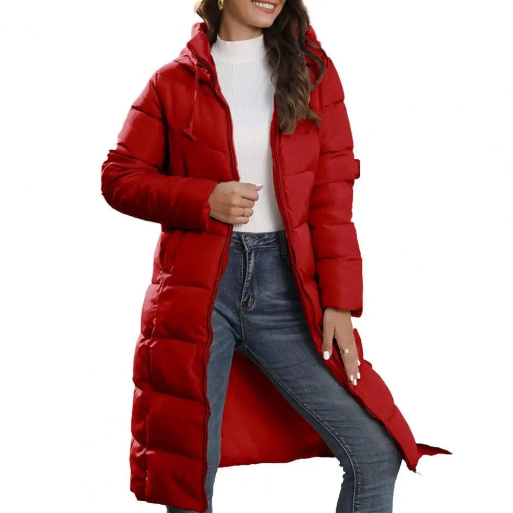 Svart lang dameparka med hette. Polstret vinterjakke for kvinner, ideell som varm ytterjakke.