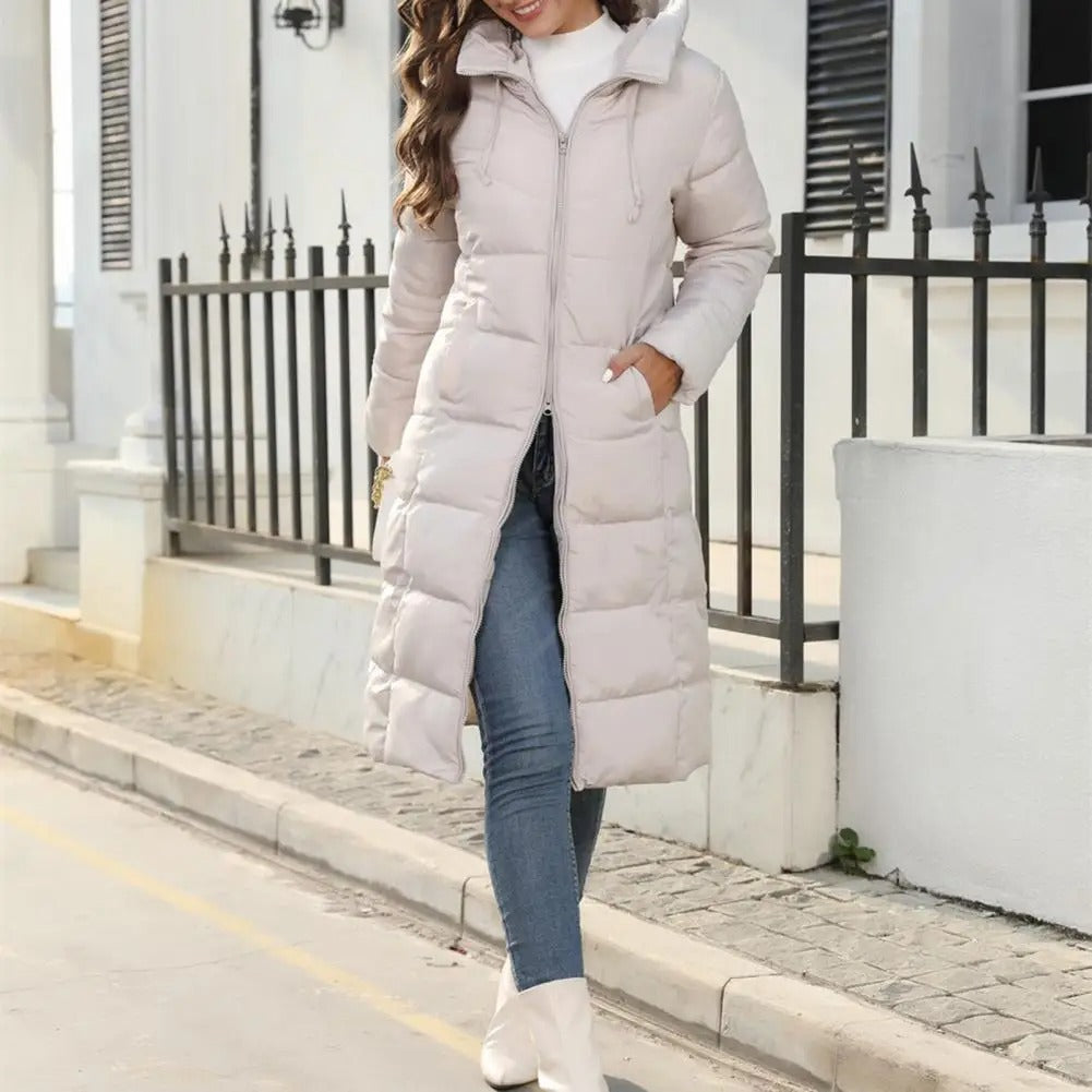 Behagelig beige dame vinterjakke. Polstret hetteparka, en stilfull og varm ytterjakke for kvinner.