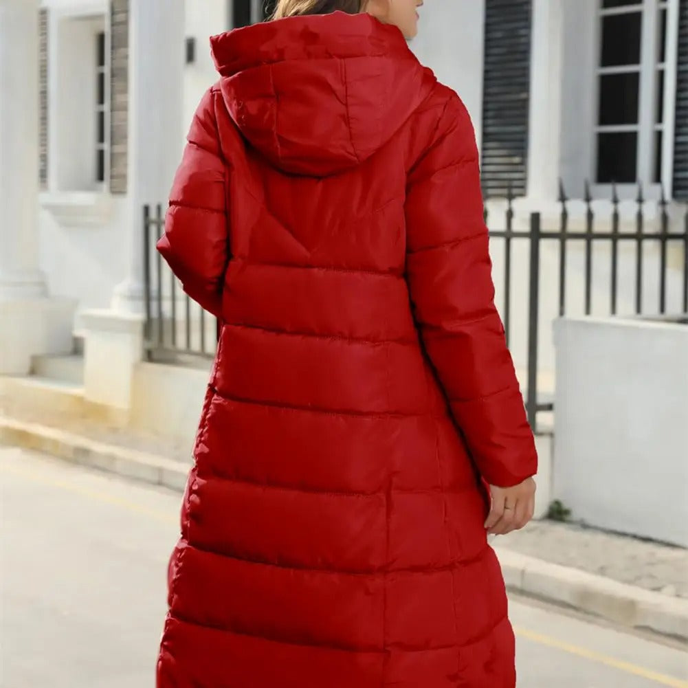 Klassisk rød dameparka med hette. Varm polstret vinterjakke, ideell for kaldt vær og vintermote.