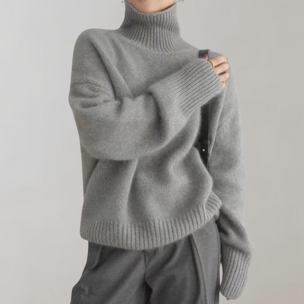 "Beige Helmy genser for kvinner med rullekrage og mykt ullstoff, fremhever feminine kurver, stilfull og komfortabel."