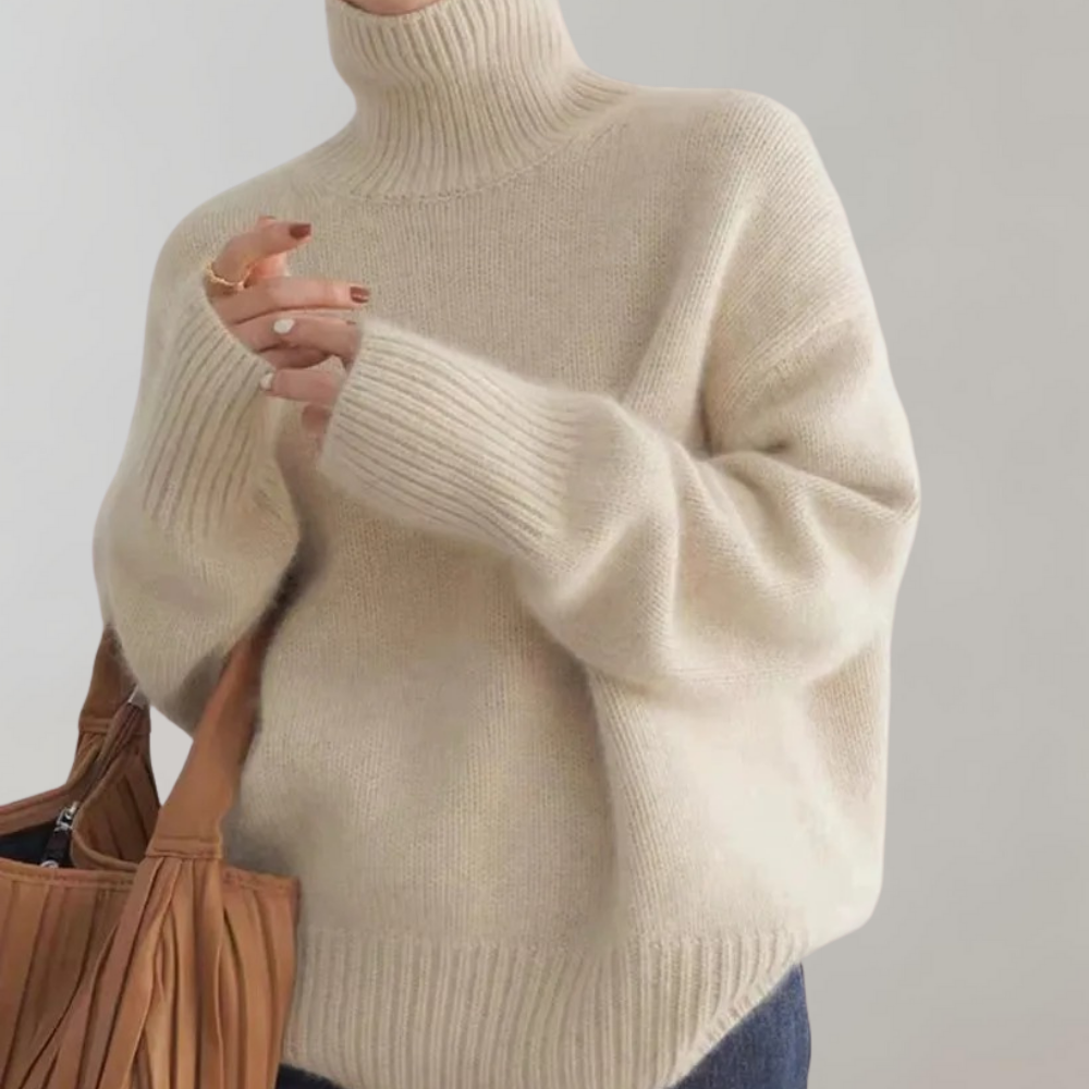 "Beige Helmy genser for kvinner med rullekrage og mykt ullstoff, fremhever feminine kurver, stilfull og komfortabel."