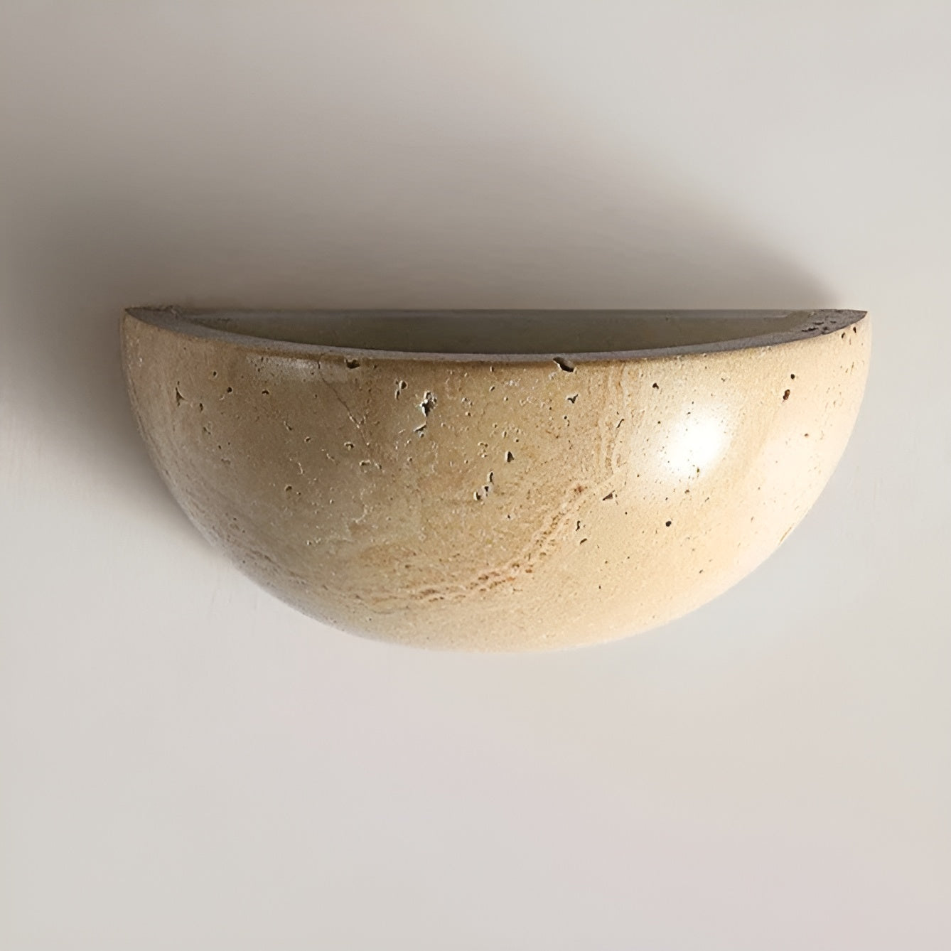 Elegant beige vegglampe, minimalistisk og halvsirkelformet. Ideell som LED-belysning i stuen.