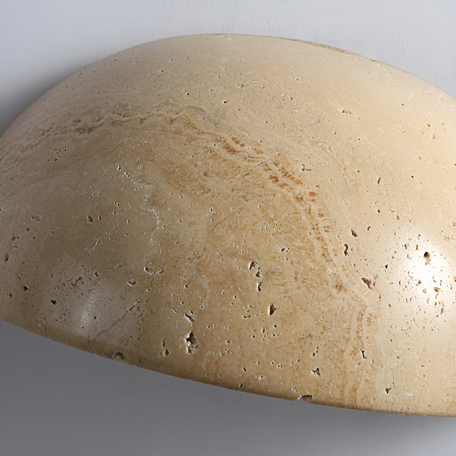 Moderne designlampe: Halvsirkel vegglampe i beige med LED-lys. Perfekt for soverom og stue.