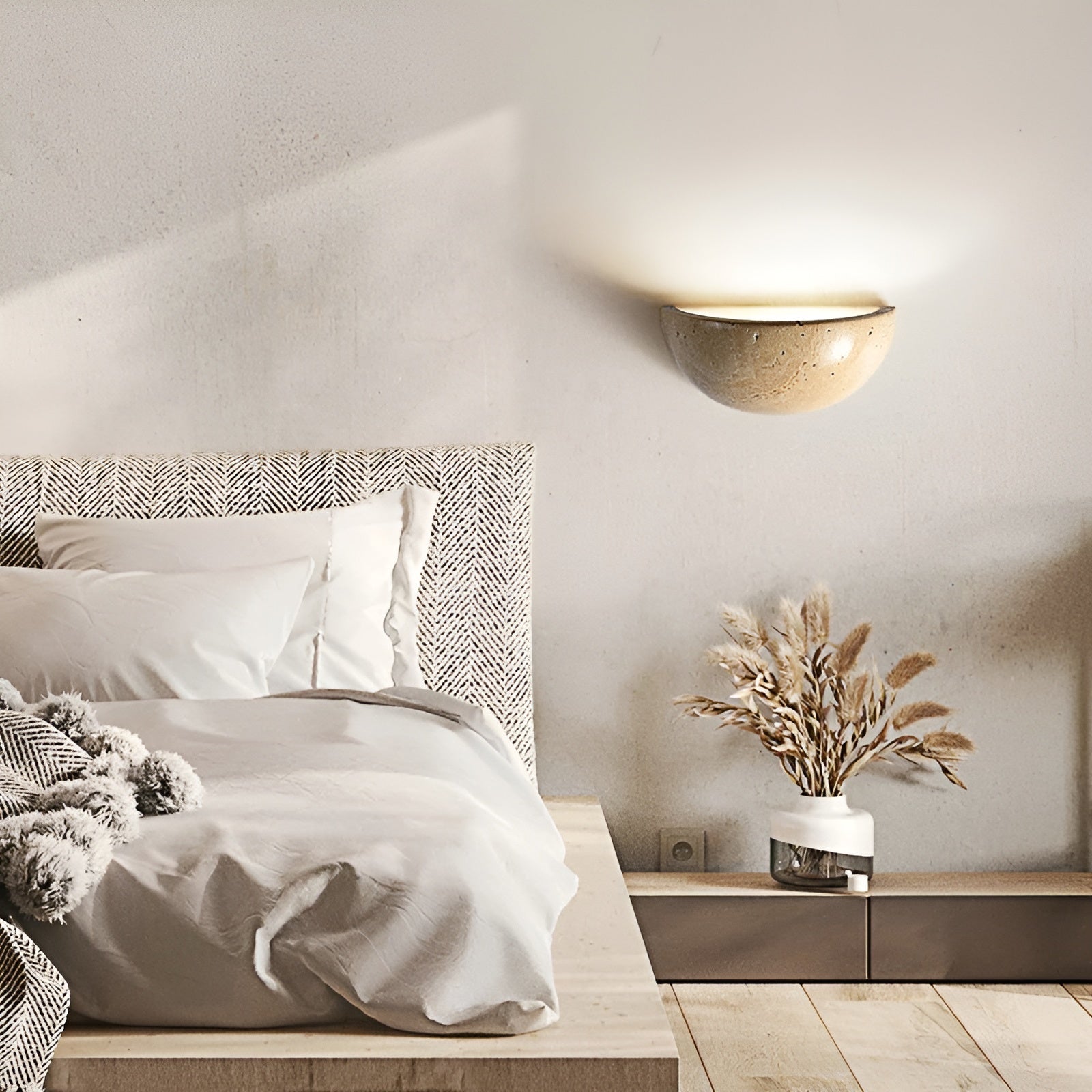 Minimalistisk LED vegglampe, halvsirkel i rolig beige farge. Gir behagelig stuebelysning.