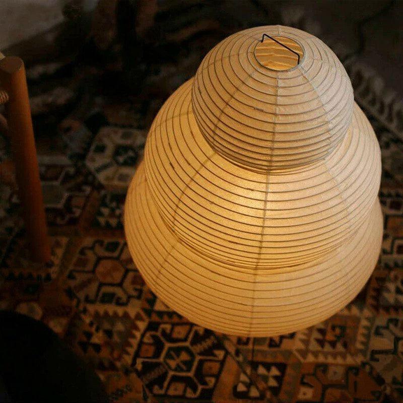 Estetisk papirlampe med japansk preg, perfekt for å skape koselig belysning og innbydende atmosfære.