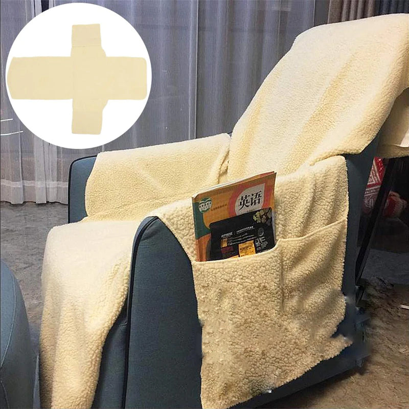 "Beige recliner stoltrekk i myk polyfleece, dekker hele stolen med lommer, beskytter mot flekker og slitasje."