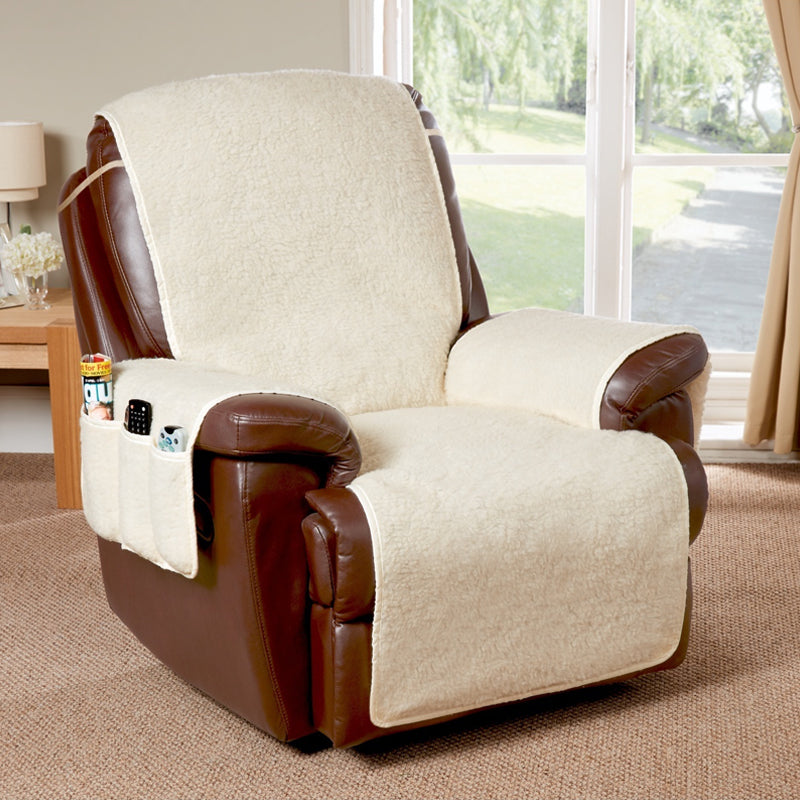 "Beige recliner stoltrekk i myk polyfleece, dekker hele stolen med lommer, beskytter mot flekker og slitasje."