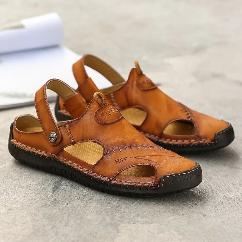 Benedict herresandaler i butikkoppsett, fremhever stilen for moderne menn