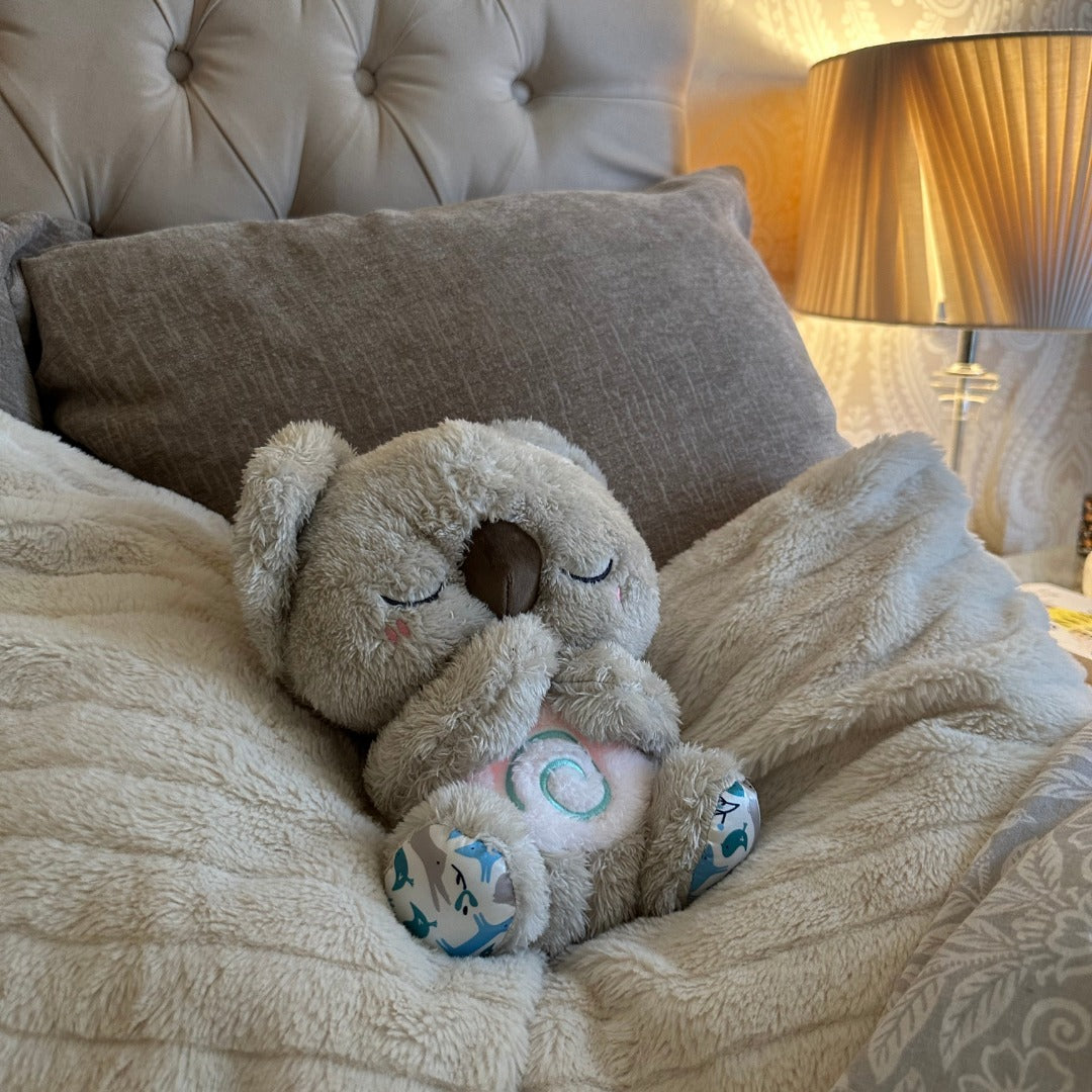 Koala pusteleketøy i et barnerom, med diskret nattlyseffekt som bidrar til avslapning om natten