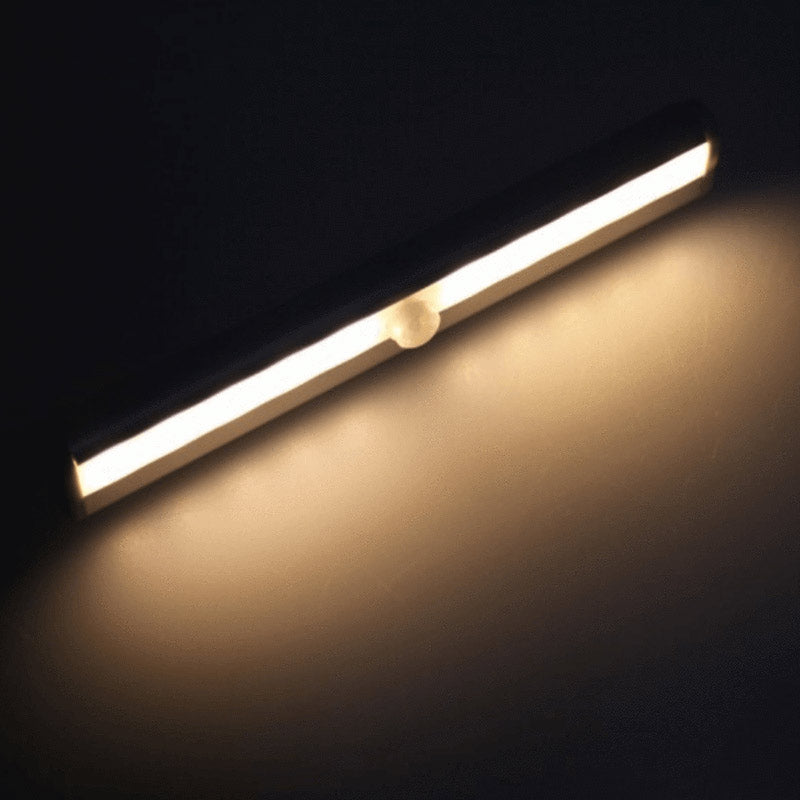 "Bevegelses-sensor LED skaplys, induksjonsdrevet, hvitt, enkel magnetisk installasjon, perfekt for hjemmets interiør."