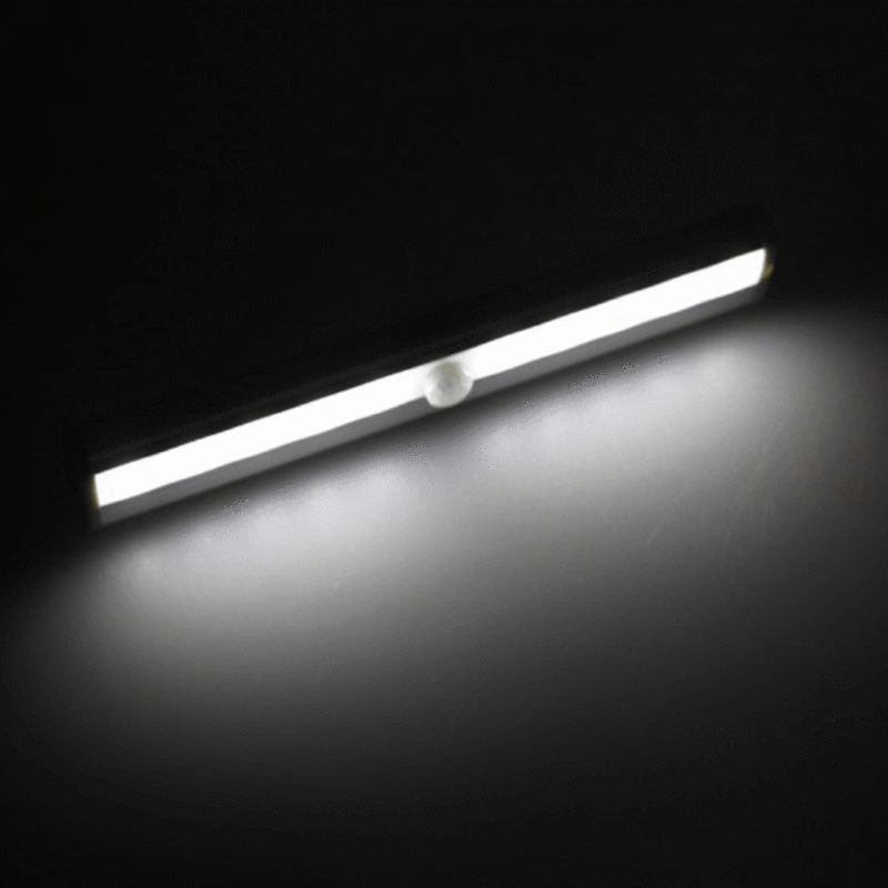 "Bevegelses-sensor LED skaplys, induksjonsdrevet, hvitt, enkel magnetisk installasjon, perfekt for hjemmets interiør."