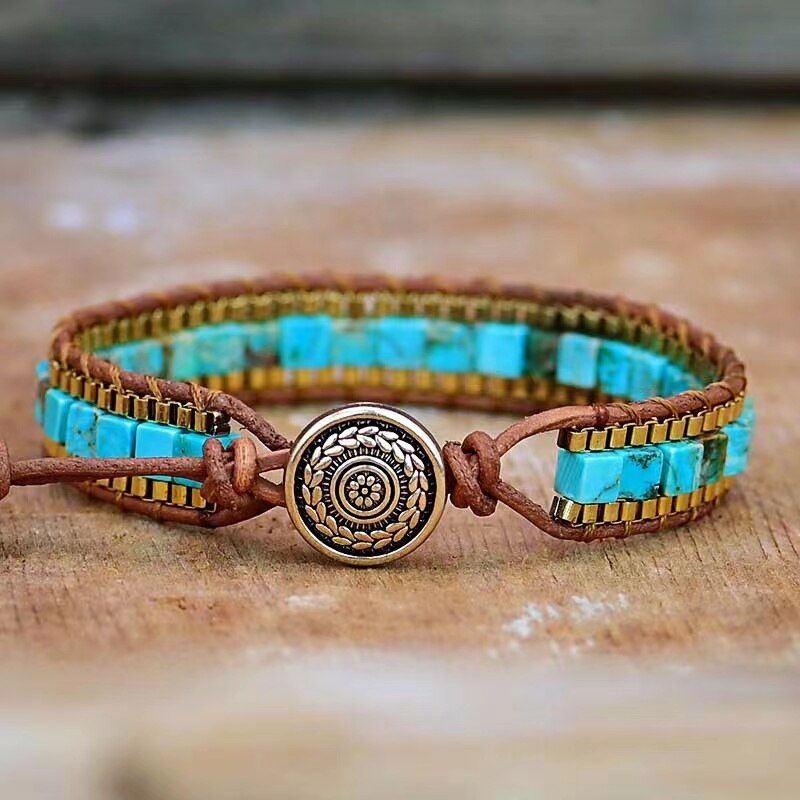 Turkis og blågrønt armbånd for damer, håndlaget med naturlige steiner. Boho smykke med unikt design.