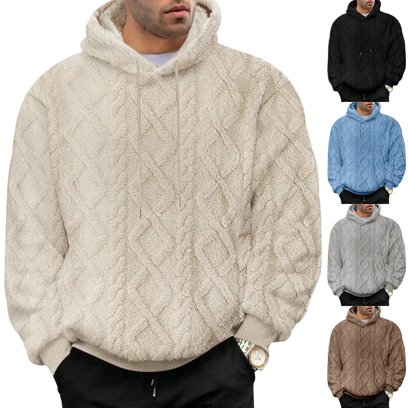Mann iført en stilfull grå jacquard hettegenser, perfekt for sporty hverdagsbruk.