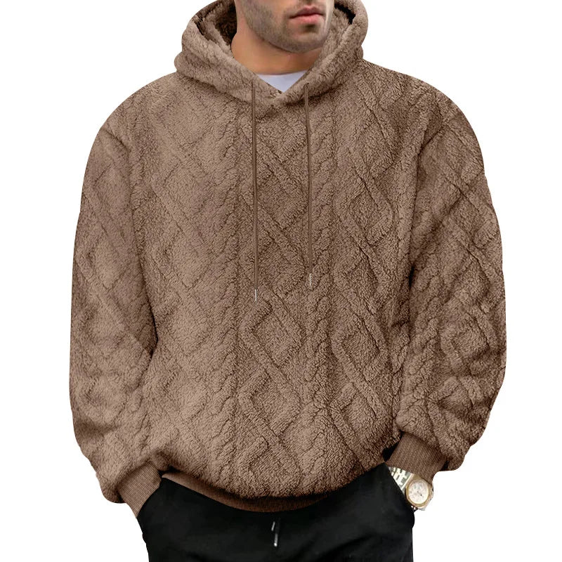 Enkel visning av en beige jacquard hettegenser, allsidig for menns garderobe.