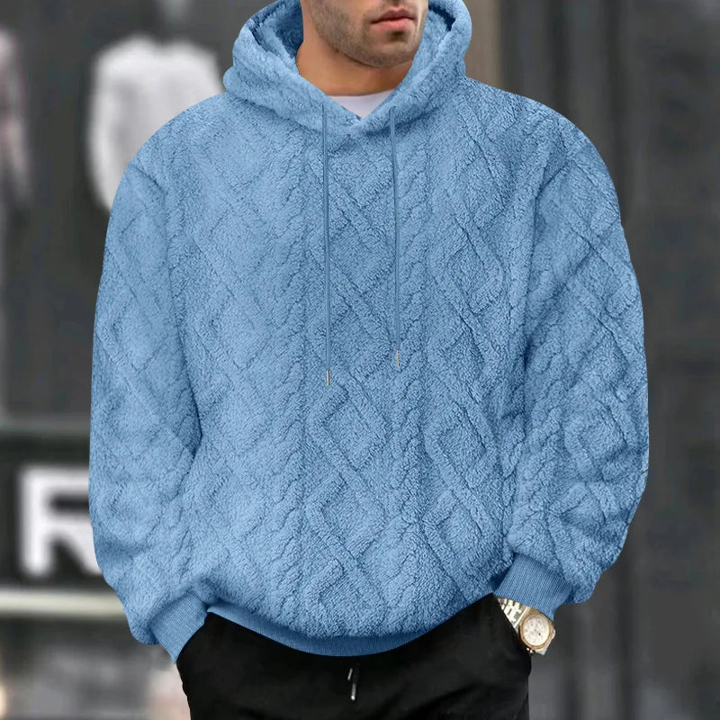 Mannlig modell viser en komfortabel, moderne grå jacquard hettegenser.