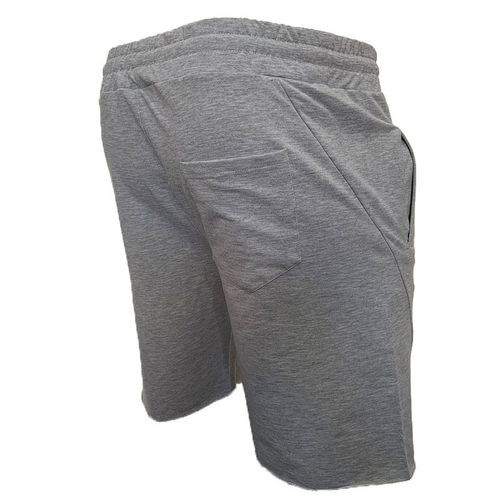 Mann i ledige grå fritidsshorts sitter avslappet utendørs. Perfekt for sommerlige utflukter.
